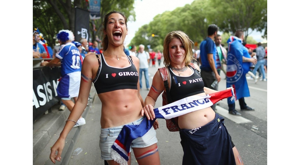 France-female-fans-540348774.jpg