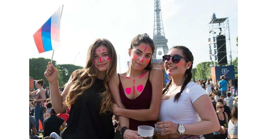 Russia-female-fans-GettyImages-539304600_master.jpg